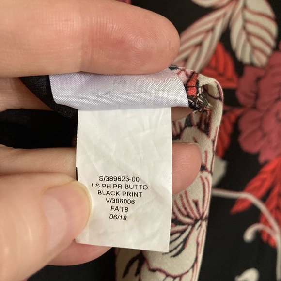 🌞Banana Republic Black & Mauve Floral 3/4 Split Bell Sleeve Button Back Blouse - Picture 4 of 8